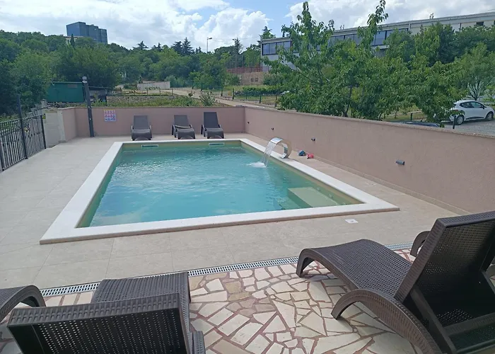 Ela アパート リエカ