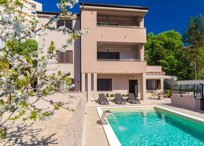 アパート Ela リエカ